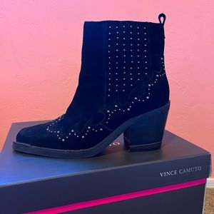 They are black with stones and very comfortable for heels